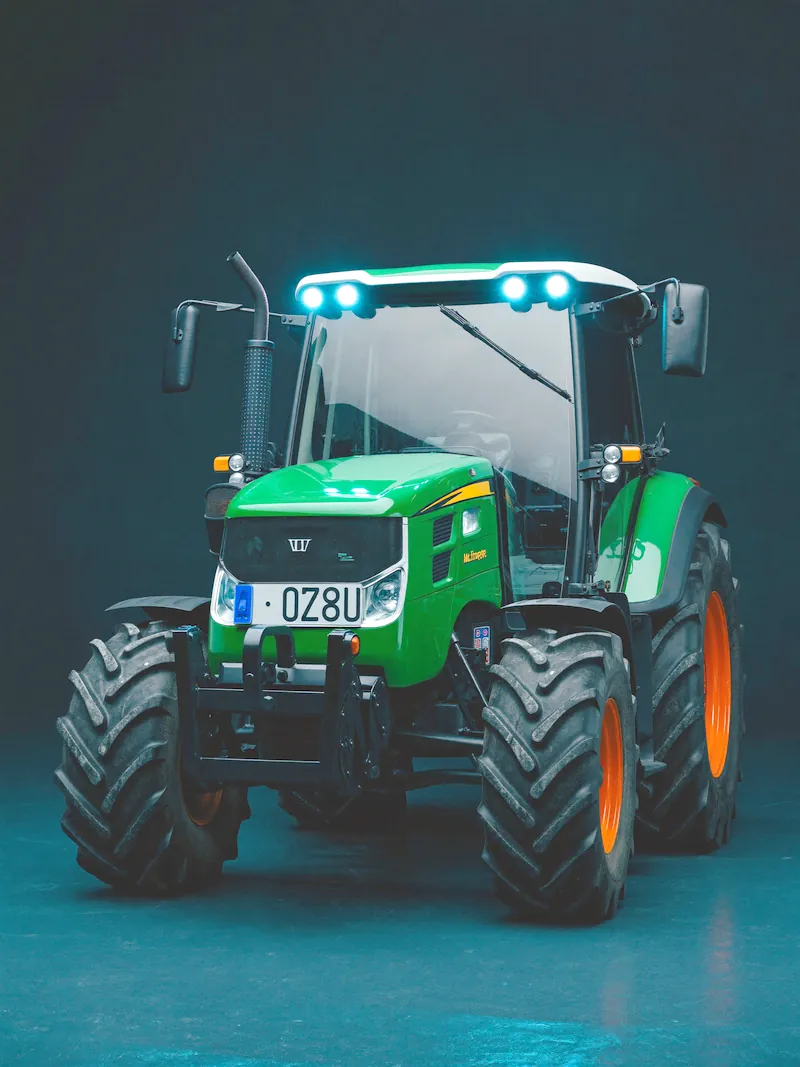 Tracteur agricole à cabine vitrée